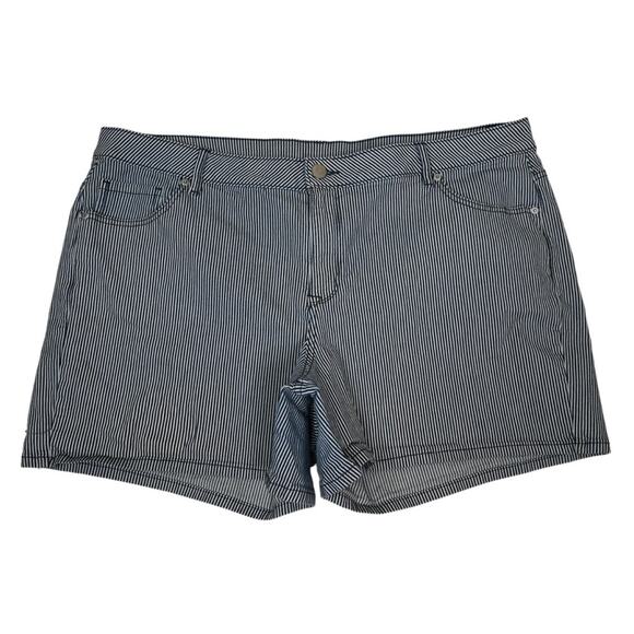Venezia Womens 22 Plus Vertical Striped Jean Shorts - Picture 1 of 9